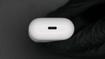 Après l'iPhone X, il intègre un port USB-C à un boitier d'AirPods 