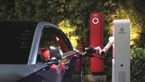 Huawei lance un robot qui recharge les voitures électriques tout seul (vidéo)