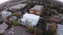 Une photo aérienne de la structure qu'Apple construit au Flint Center