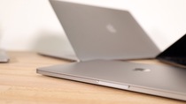 Maintenant des MacBook Air et MacBook Pro 13" M2 chez B&H : un employé dément