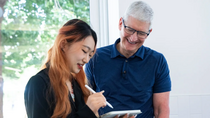 Tim Cook fait une petite surprise pour certains gagnants du Swift Student Challenge