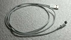 L'image du jour : un prototype de câble Lightning avec un étrange logo