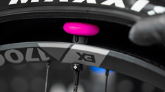 Une valve permettant de cacher un AirTag dans le pneu d'un vélo