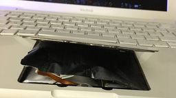 L'image du jour : un MacBook totalement explosé au retour de vacances