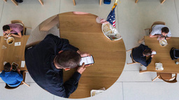 L'image du jour : quel est donc ce téléphone sans encoche aperçu à Apple Park ?