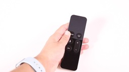 Apple TV : Apple n'impose plus la prise en charge de la Siri Remote