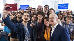 Après l'Oktoberfest, Tim Cook reçoit un diplôme en innovation et tâcle Facebook !