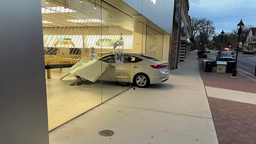 Insolite : il fonce avec sa voiture dans la vitrine d'un Apple Store (et il s'enfuit...)