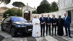 Le Pape Léon XIV roule désormais en BMW iX électrique