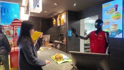 Des robots humanoïdes servent des clients chez McDonald's à Shanghai