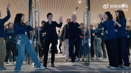 Le nouvel Apple Store de Shangai pris d'assaut par des... retraités en mal de cadeaux