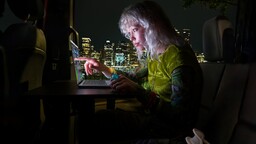 MacBook Pro tactile : Apple dévoile son MacBook Pro OLED avec une grosse surprise !