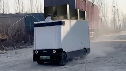 Ils foncent dans le béton frais : les vidéos folles des 10 000 robots-livreurs lâchés en Chine