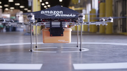 Oups, ce drone de livraison d’Amazon manque la porte et s'écrase contre un immeuble