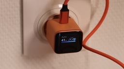 Test du chargeur Anker Nano 45W orange : un écran mignon, de la charge "froide", idéal pour voyager