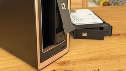 Test du UGREEN DXP2800 GT : le petit NAS AMD qui veille sur toute ma vie numérique