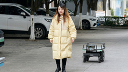 En Chine, des robots autonomes suivent les clients pour porter leurs courses