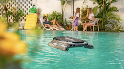 Ce robot fonctionne à l'énergie solaire et nettoie la surface de votre piscine !