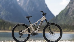 Amflow TL Carbon : DJI lance un VTT électrique tout-carbone à 3 499 euros