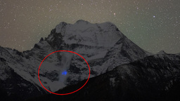 Un photographe découvre une lumière bleue étrange pendant une avalanche