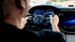 Mercedes abandonne le volant rond sur l'EQS au profit d'un yoke et d'une direction électronique