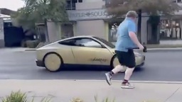 Cet homme s'amuse à se jeter devant un Cybercab, et ça va poser problème