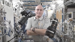 Utile : voilà comment changer un objectif photo quand vous êtes dans l’espace