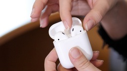 La vidéo du jour : comment extraire facilement les AirPods de leur coffret de charge