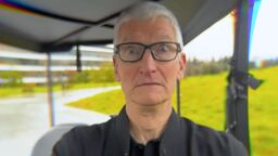 F1 : Tim Cook fait la course en voiturette électrique dans l'Apple Park