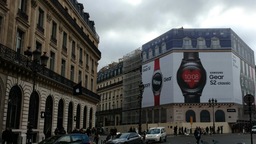 #Trollday : quand Samsung fait la pub de sa Gear S2 devant l'Apple Store d'Opéra