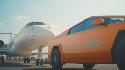 En toute tranquillité, ce Cybertruck (orange) tracte un jet privé