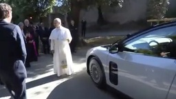 La Ferrari Luce de Jony Ive a été présentée au pape Léon XIV