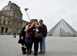 Les perches à selfie bientôt interdites à Versailles (et peut-être au Centre Pompidou)