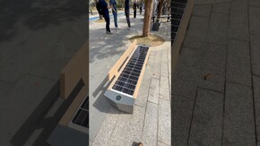 En Chine, tu peux charger ton iPhone sur un banc solaire ! #banc #solaire #chine #iphone