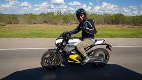 Essai de la Can-Am Pulse, la première moto électrique équipée de CarPlay