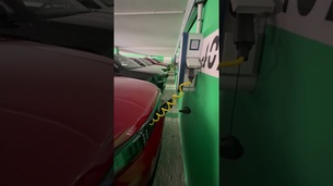 Attacher le câble type deux à sa voiture électrique. Quel idée de génie ? Bravo Fiat !