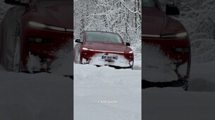 On a mis le Tesla Model Y Performance dans la neige… ET IL ROULE ! ❄️😍 #tesla #voitureelectrique