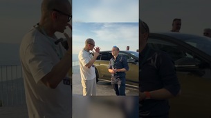 Interview avec Chan Park sur la place du milieu du Škoda Peaq!🧐