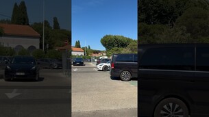 Ça manque de bornes électriques vers Saint-Tropez ! Heureusement qu’il y a les super chargeur Tesla￼