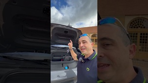 Un seul bouton suffit pour ouvrir le frunk du Porsche Cayenne électrique. Simple et pratique !