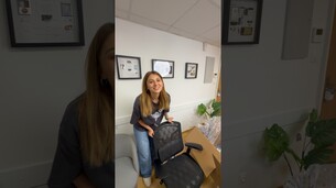 Qui arrivera première à monter des chaises de bureau ?