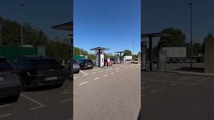 Même en semaine, les bornes de recharge électrique commencent à être déjà presque pleines ! ￼