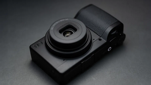 Ricoh GR IV : le compact expert culte revient avec un capteur 25 Mpx et une stabilisation 5 axes