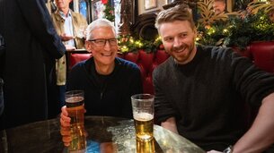 Tim Cook se prend une petite bière à Londres (passera-t-il à Notre Dame de Paris ?)