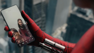 Spider-Man abandonne le Xperia pour un Galaxy, et le placement Samsung se voit beaucoup