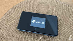 Test du TP-Link M8550 : un routeur de poche 5G WiFI 6E pour les pros ou les voyageurs