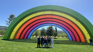 WWDC : la photo des frenchies sous l'arc-en-ciel d'Apple Park !