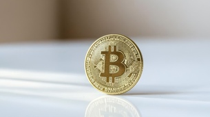 Bitcoin : pourquoi atteint-il des records et comment investir quand on débute ?