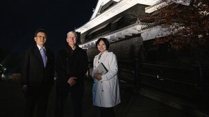 Tiens, mais que fait Tim Cook au Japon ?