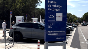 Les files d'attente aux bornes de recharge sont désormais réalité pendant les vacances